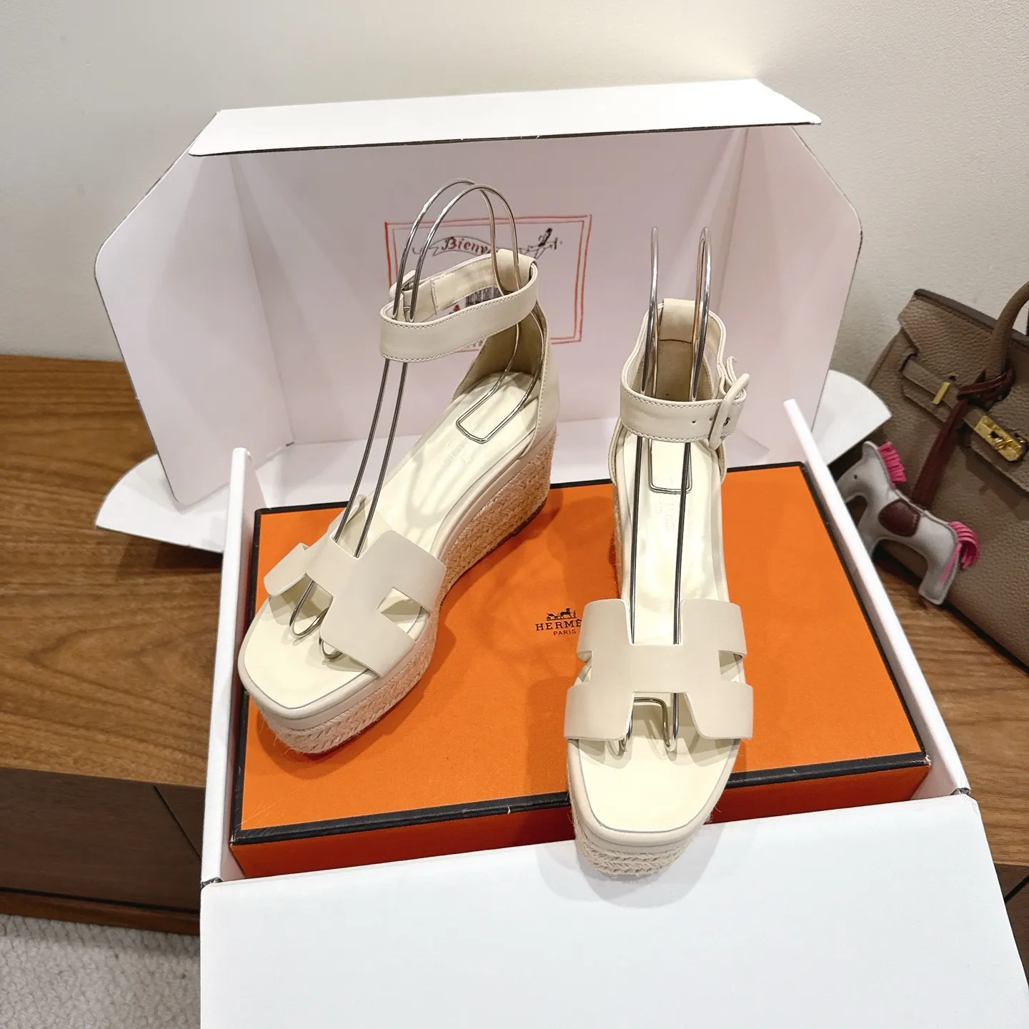 👟👟Ex-factory price 720👟👟 Hermes... a Eclair 2025 new color + popular series, the version is super positive, with a certain thickness, which makes the legs longer! Breathable, comfortable calfskin, spring and summer color matching, this item is both beautiful and comfortable! Channel supply code size: 35-39 can be ordered as 40.41 with airplane box ➕20